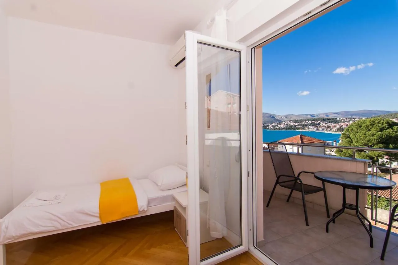 Apartment Aba Трогир 0*,